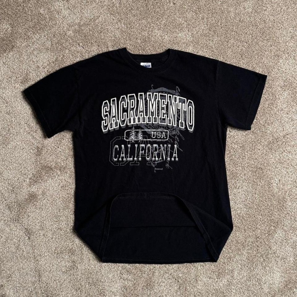 GILDAN HEAVY COTTON Y2K STYLE "SACRAMENTO" GRAPHIC TEE